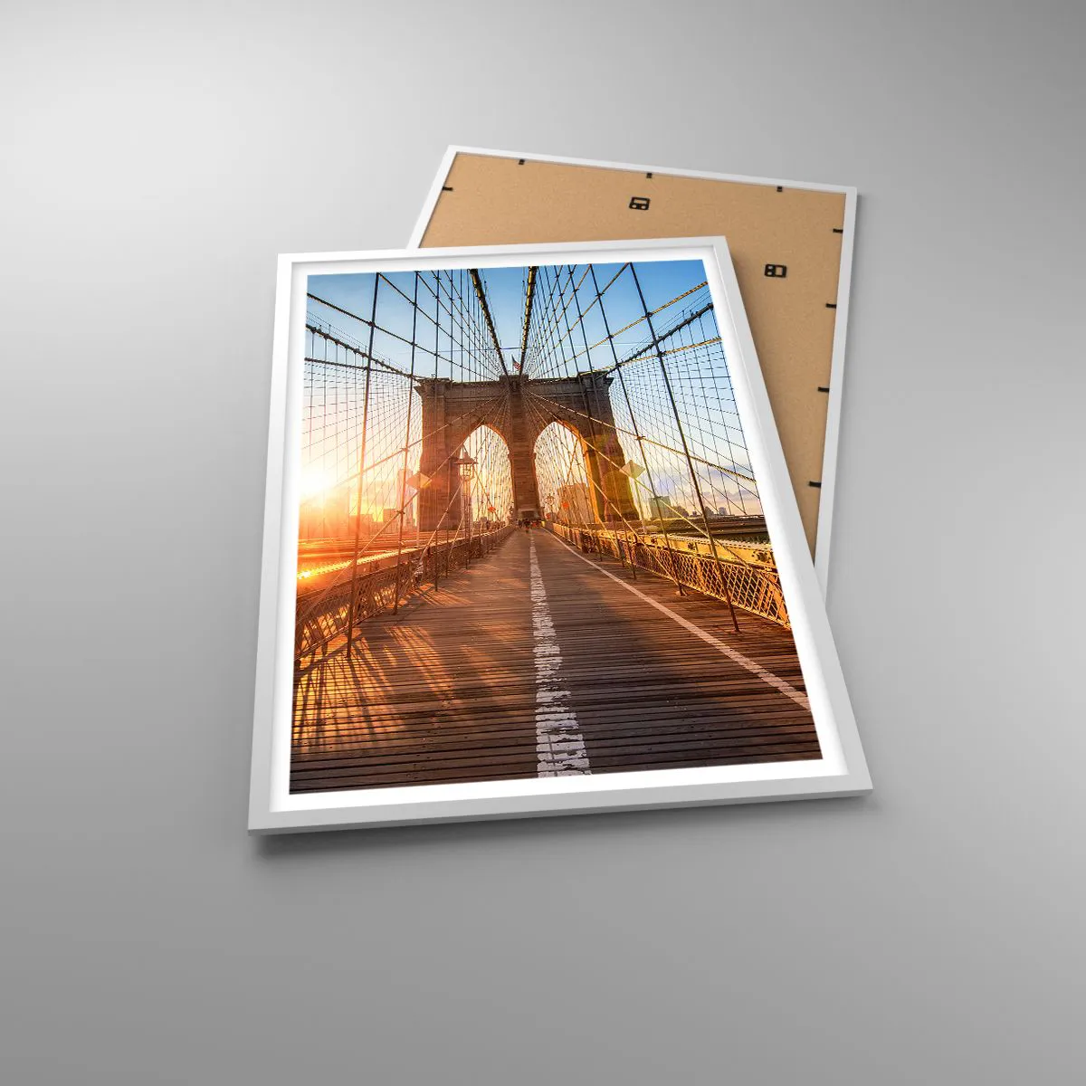 Poster in einem weißen Rahmen - Auf der goldenen Brücke - 61x91 cm