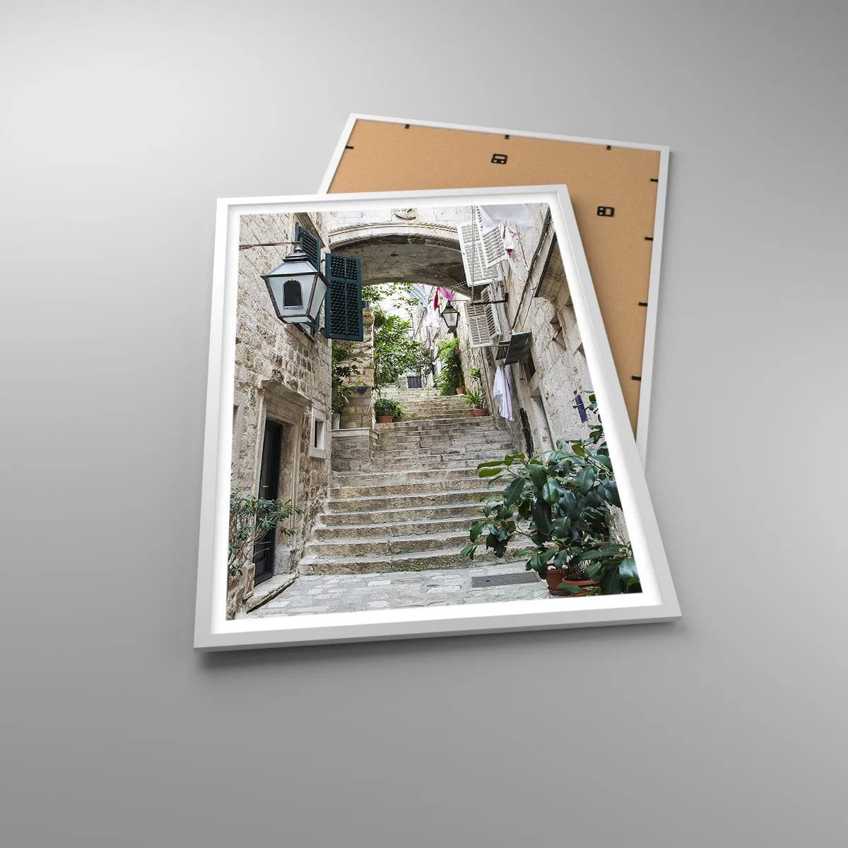 Plakat i hvid ramme - En charmerende baggyde - 61x91 cm