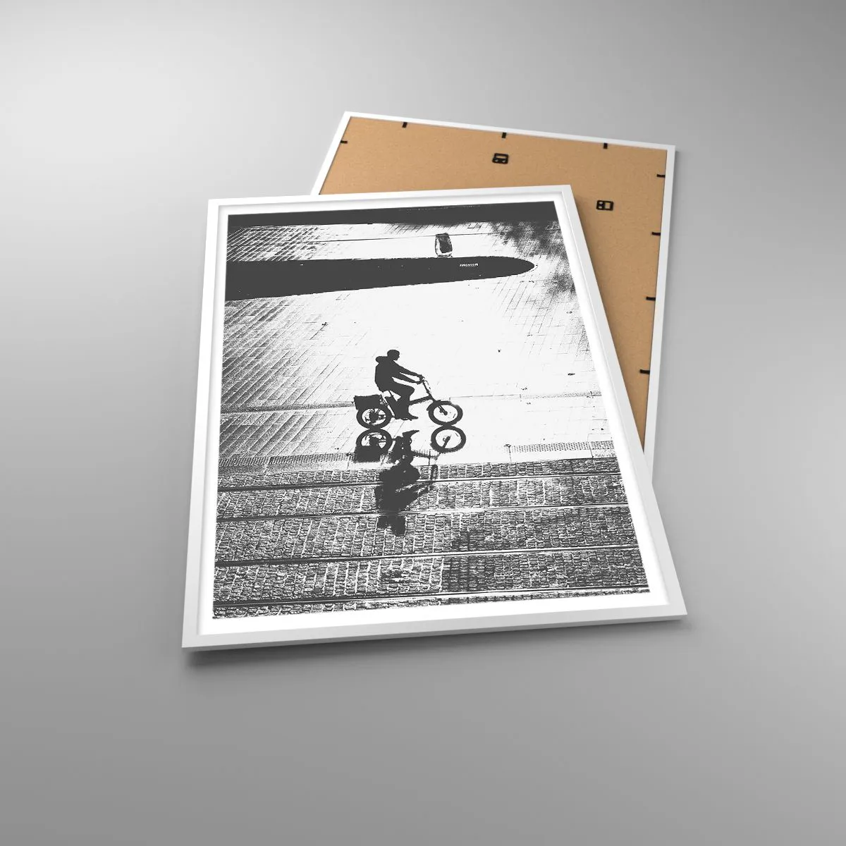 Poster in einem weißen Rahmen - Vor sich hin durch die Stadt - 70x100 cm