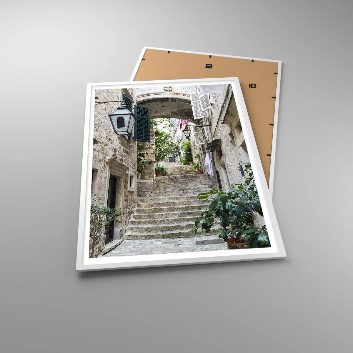 Poster in einem weißen Rahmen - Eine bezaubernde Gasse - 70x100 cm