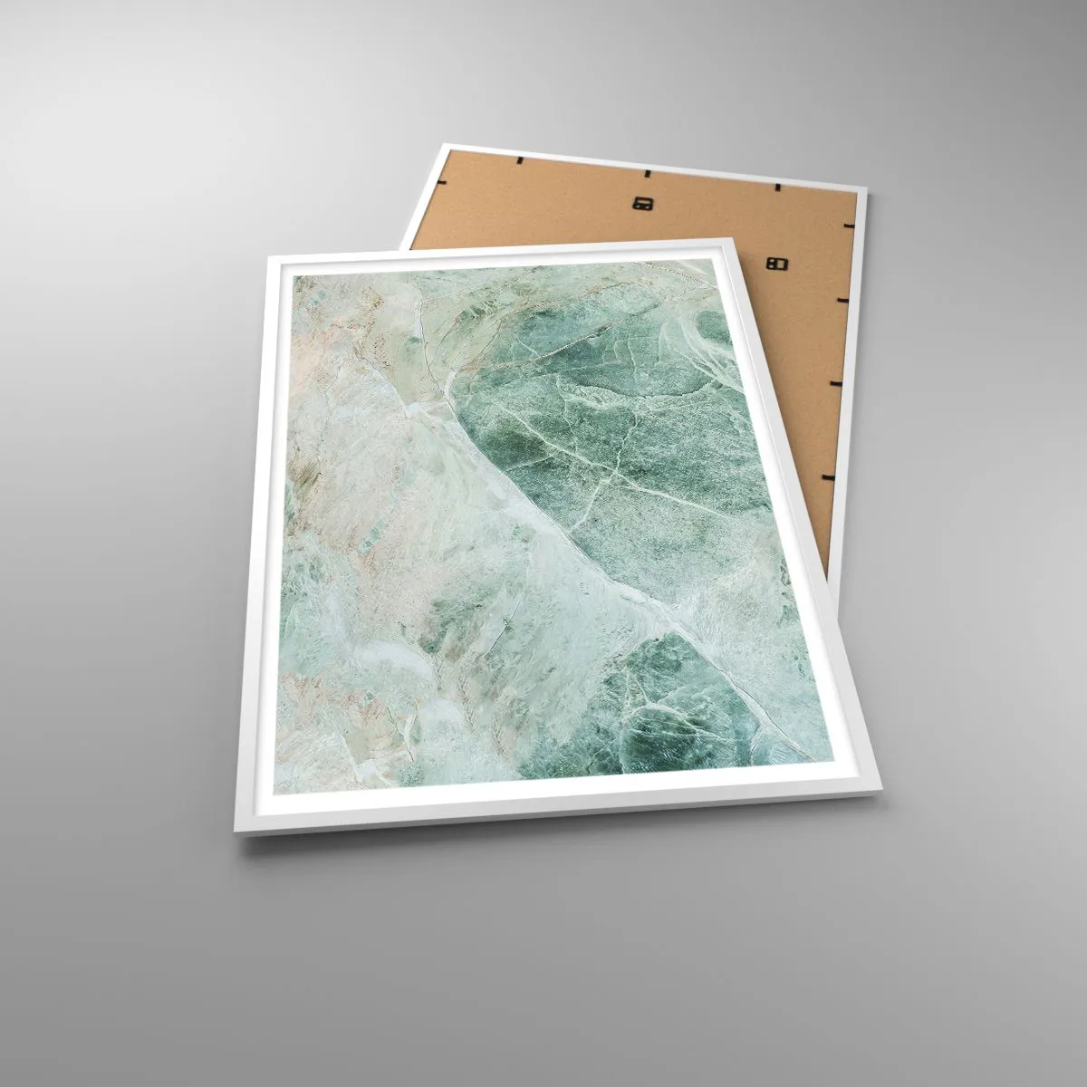 Affisch i vit ram - Stenens ädla svalka - 70x100 cm