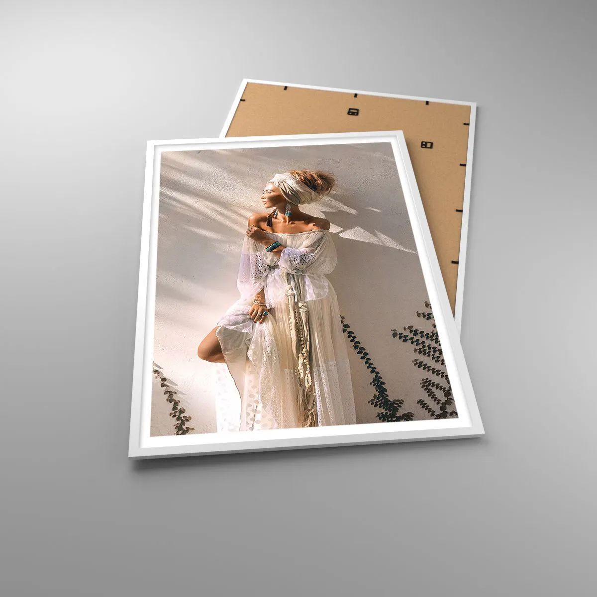 Plakat w białej ramie - Słońce i dziewczyna - 70x100 cm