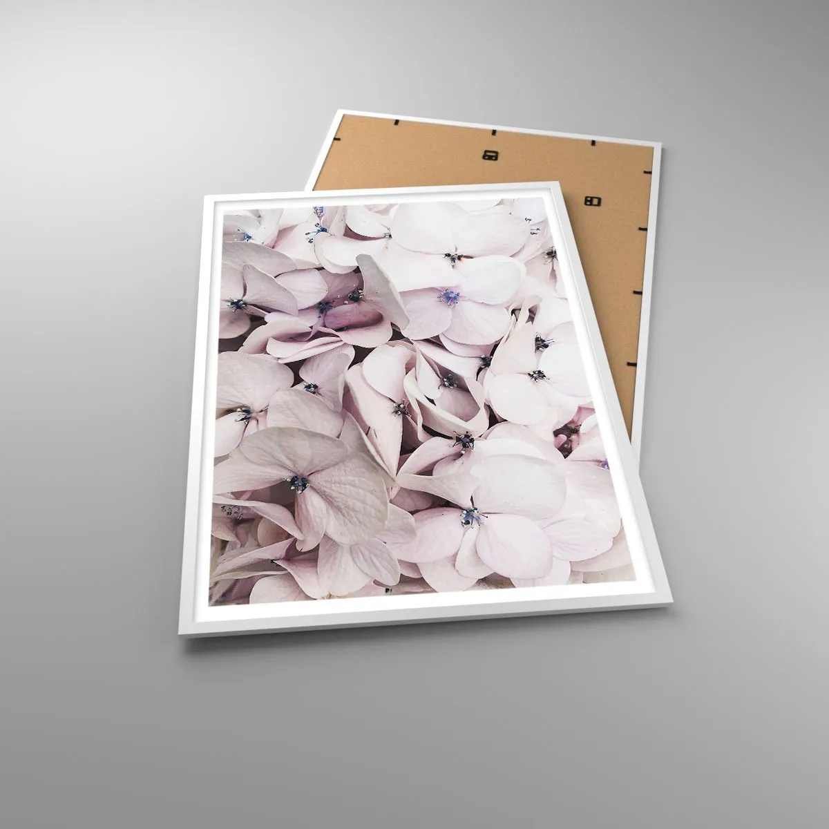 Plakat w białej ramie - W powodzi kwiatów - 70x100 cm