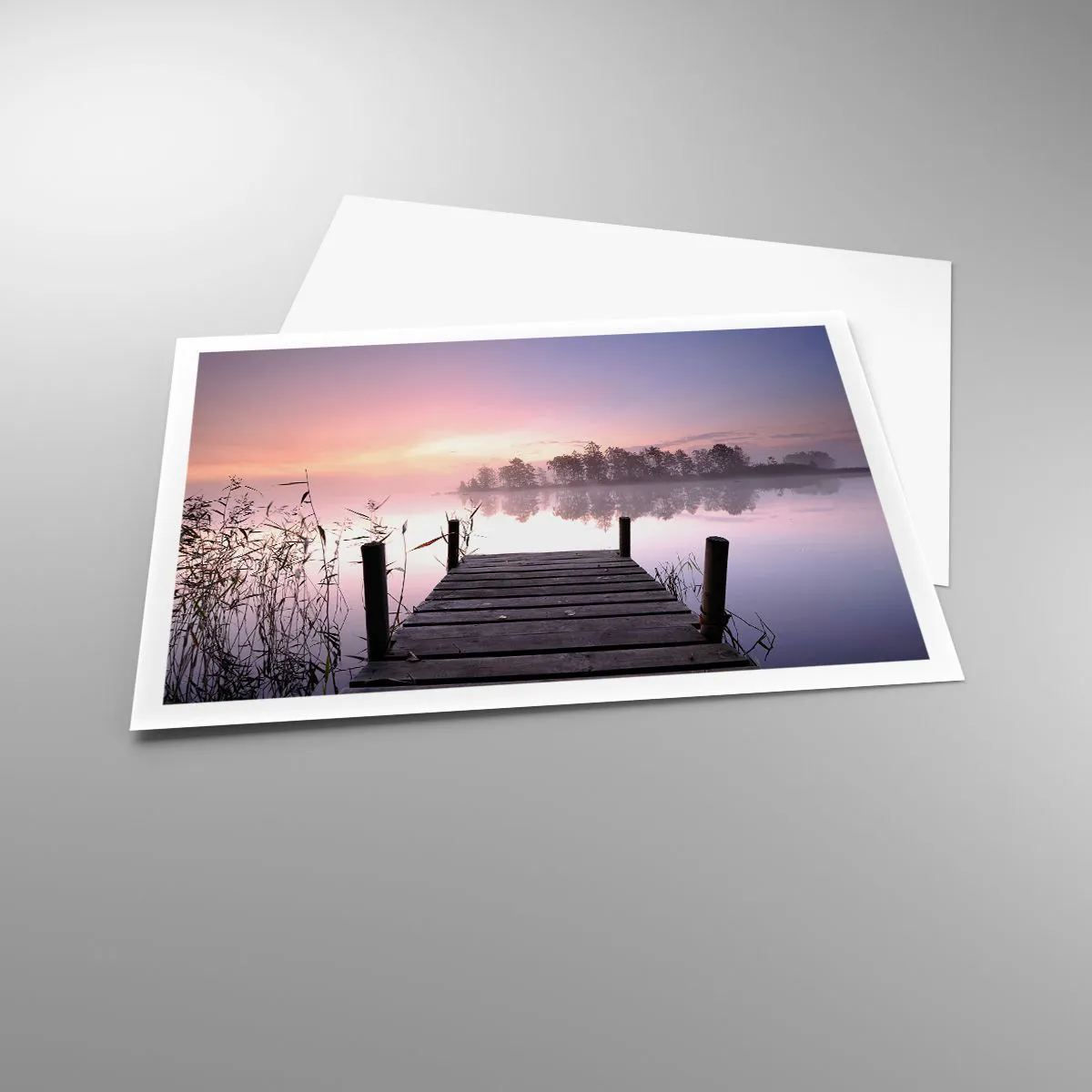Affiche - Poster - Une jetée au bord du lac à l'aube avec du brouillard et un ciel pastel - 100x70cm - De la brume lilas… - Décoration murale moderne pour le salon et la chambre ARTTOR