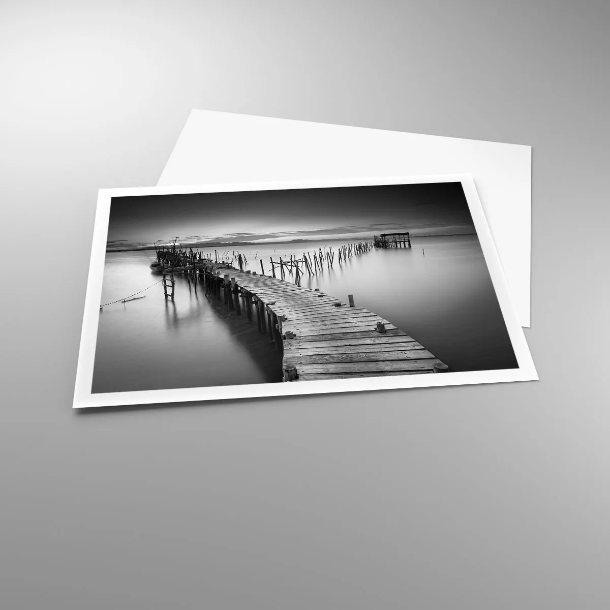 Poster - Ein Holzsteg an einem ruhigen See in Grautönen - 100x70cm - Der Frieden eines vergessenen Ufers - Moderne Wanddekoration für Wohnzimmer und Schlafzimmer ARTTOR