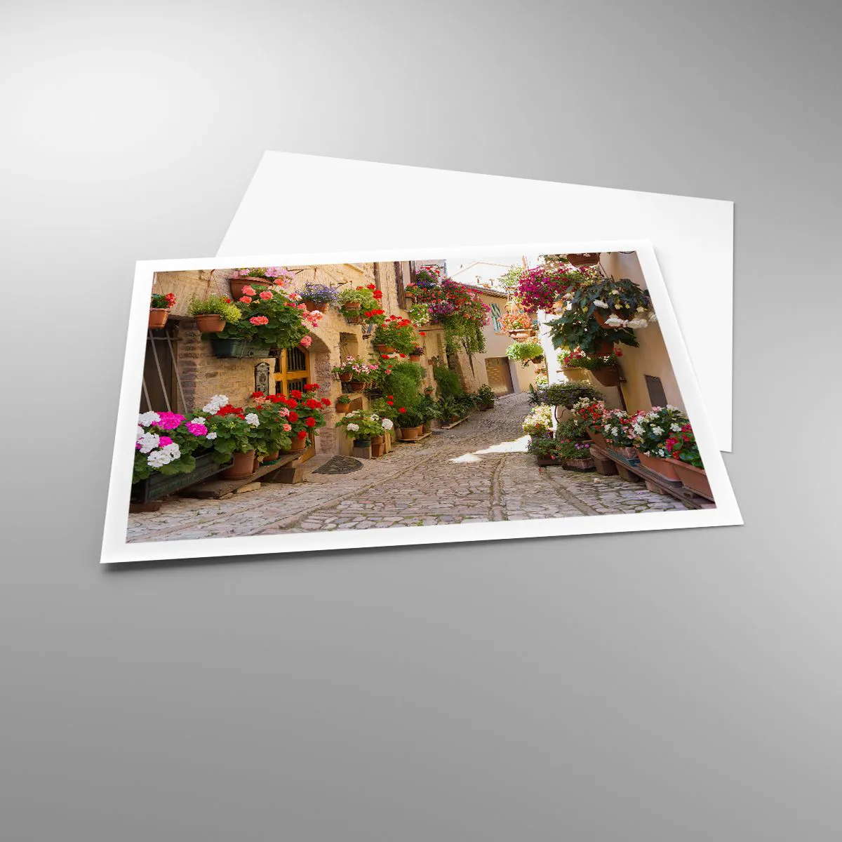 Affiche - Poster - Une rue avec des pots de fleurs et des murs de pierre - 100x70cm - Une inondation de fleurs  - Décoration murale moderne pour le salon et la chambre ARTTOR