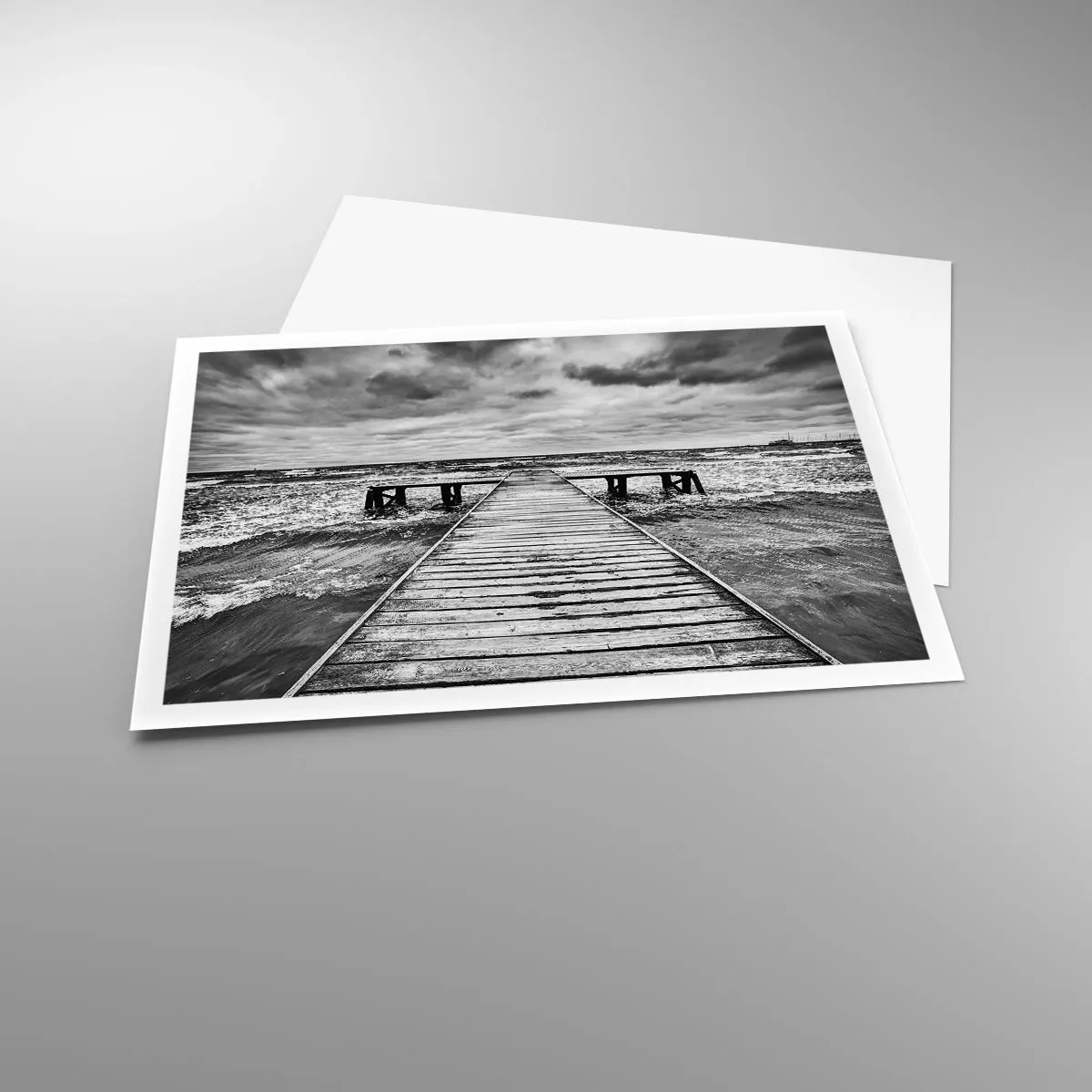 Poster - Eine Schwarz-Weiß-Ansicht eines Holzstegs über einer stürmischen See. - 100x70cm - Ich warte darauf, dass der Wind wegjagt... - Moderne Wanddekoration für Wohnzimmer und Schlafzimmer ARTTOR