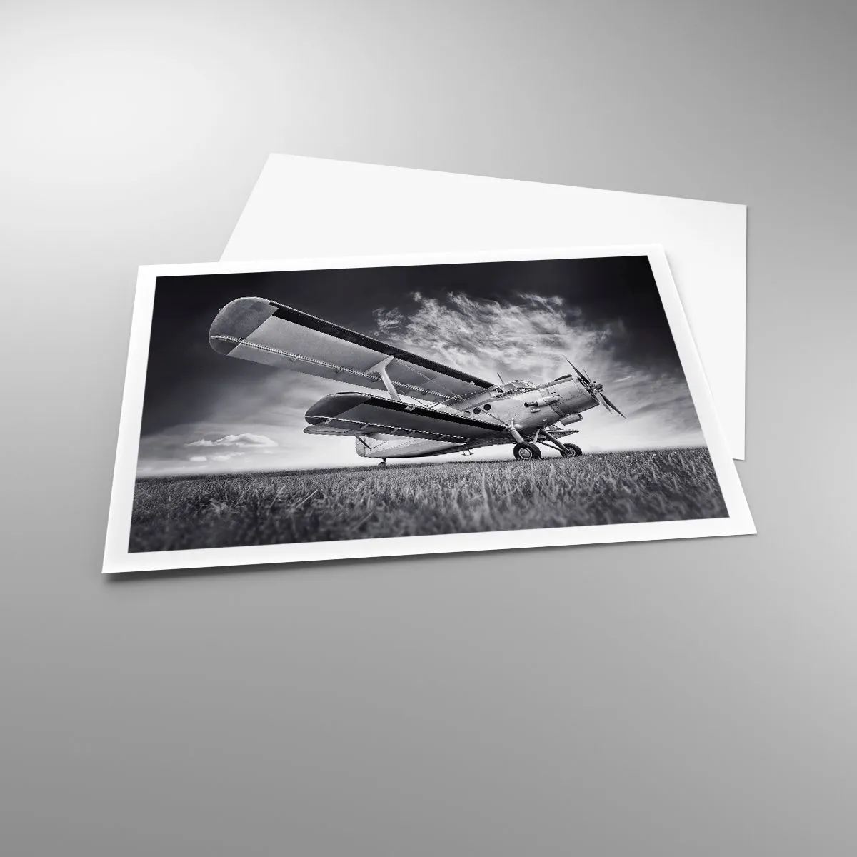 Poster - Un aereo contro un cielo drammatico in bianco e nero - 100x70cm - Giramondo alato - Decorazione murale moderna per soggiorno e camera da letto ARTTOR