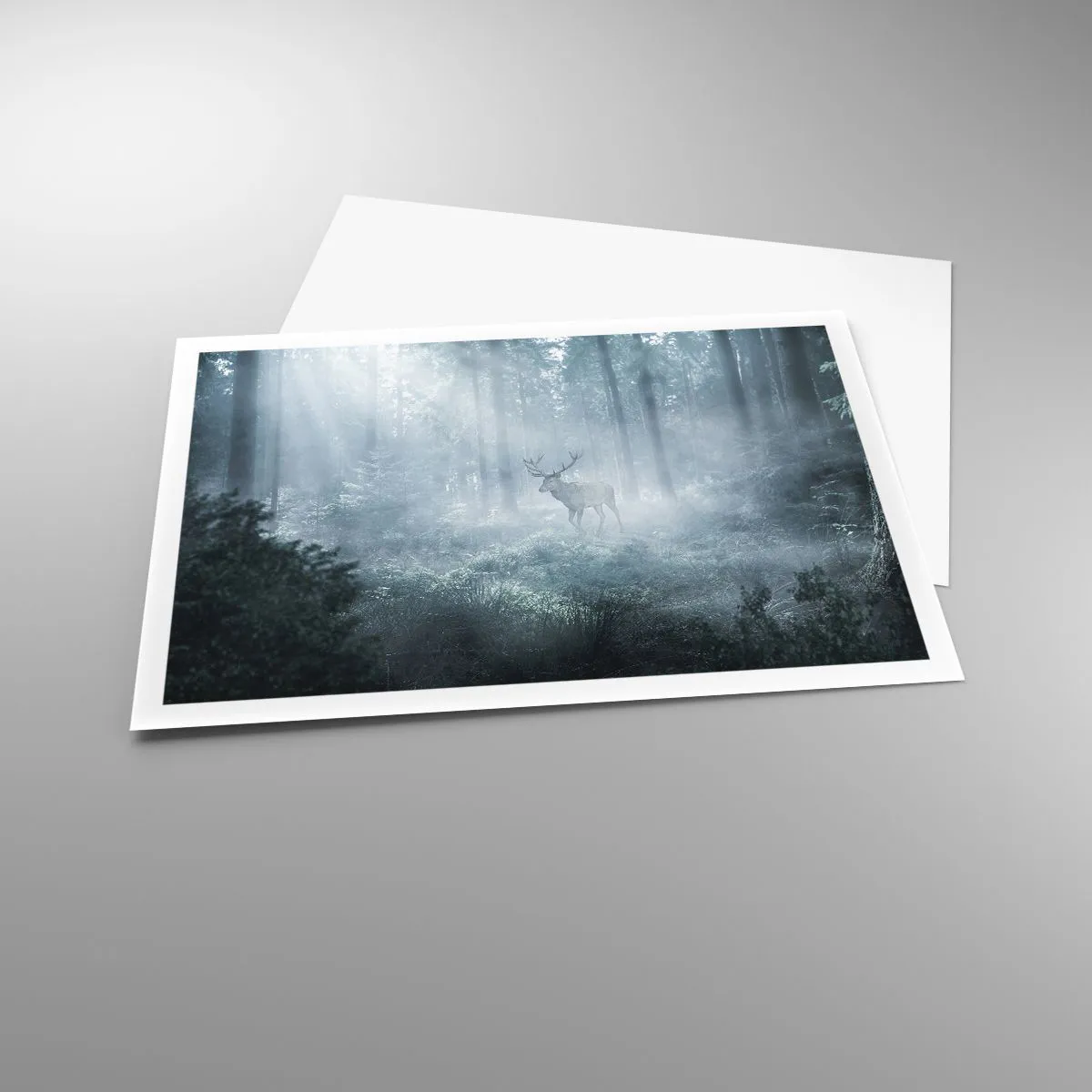 Affiche - Poster - Un cerf dans une forêt dense enveloppée de brume matinale - 100x70cm - Visite matinale du domaine - Décoration murale moderne pour le salon et la chambre ARTTOR