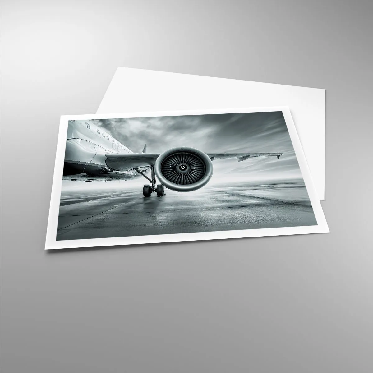 Plakat - Silnik odrzutowy samolotu na płycie lotniska - 100x70cm - Jest moc! - Nowoczesna dekoracja ścienna do salonu i sypialni ARTTOR
