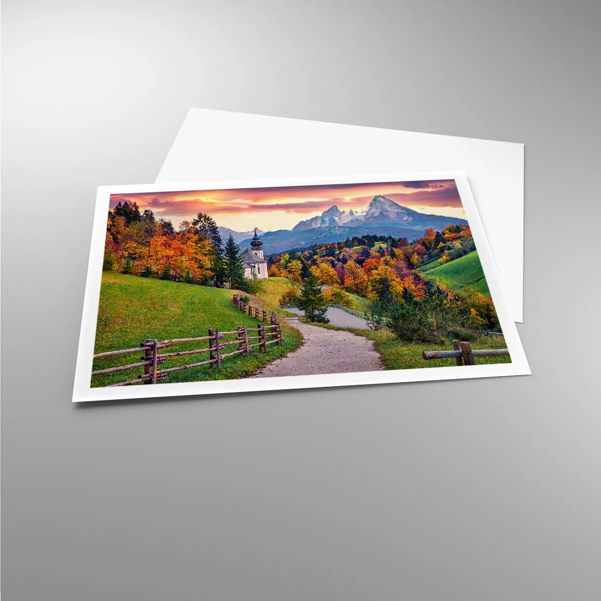 Poster - Paesaggio montano autunnale con cappella e tramonto - 100x70cm - Un paesaggio come dipinto - Decorazione murale moderna per soggiorno e camera da letto ARTTOR