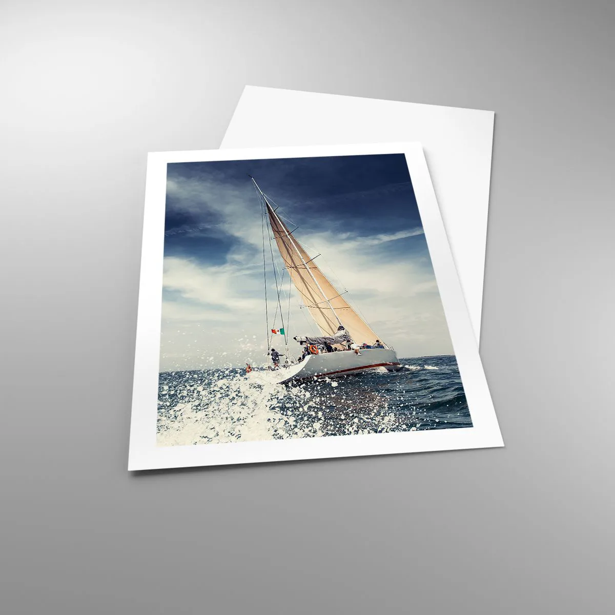 Plakat - Żaglówka na pełnym morzu pod błękitnym niebem - 50x70cm - Nas nie dogonią! - Nowoczesna dekoracja ścienna do salonu, kuchni i sypialni ARTTOR