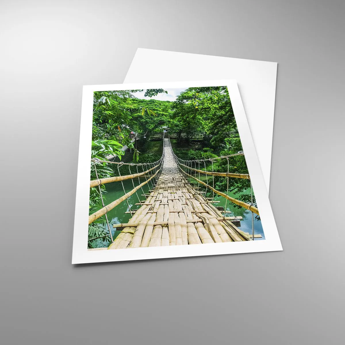 Affiche - Poster - Un pont suspendu en bambou entouré de verdure tropicale - 50x70cm - Pont de singe en pleine nature - Décoration murale moderne pour le salon et la chambre ARTTOR