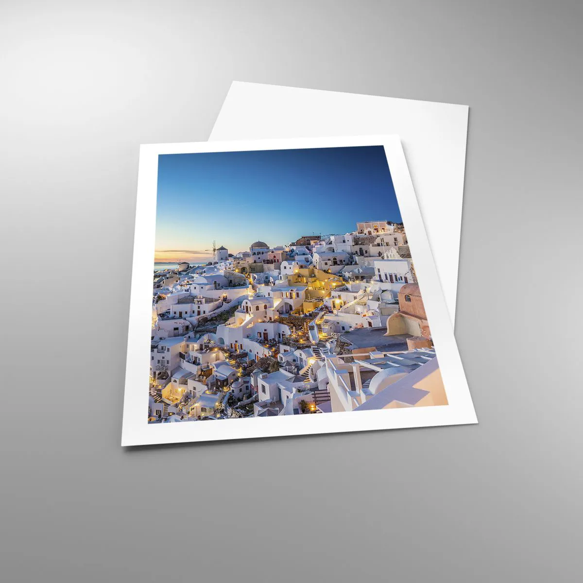 Affiche - Poster - Vue des maisons illuminées de Santorin au coucher du soleil - 50x70cm - L'essence de la grecque - Décoration murale moderne pour le salon et la chambre ARTTOR