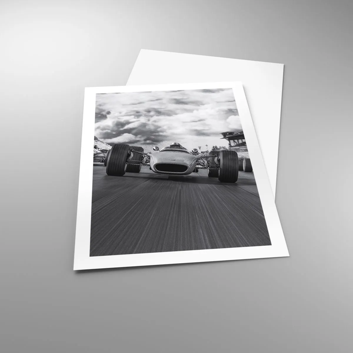 Póster - Coche de carreras retro en pista en blanco y negro - 50x70cm - ¡Hay poder! - Decoración de pared moderna para salón y dormitorio ARTTOR