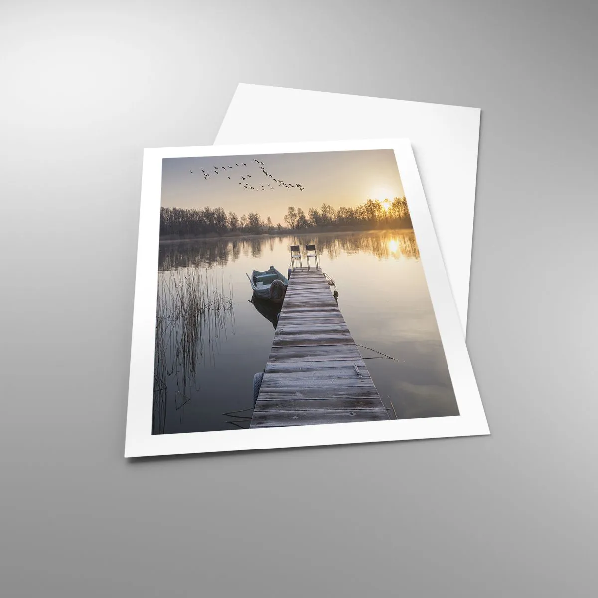 Plakat - Pomost nad jeziorem o wschodzie słońca - 50x70cm - Wrócę za jakiś czas - Nowoczesna dekoracja ścienna do salonu, kuchni i sypialni ARTTOR