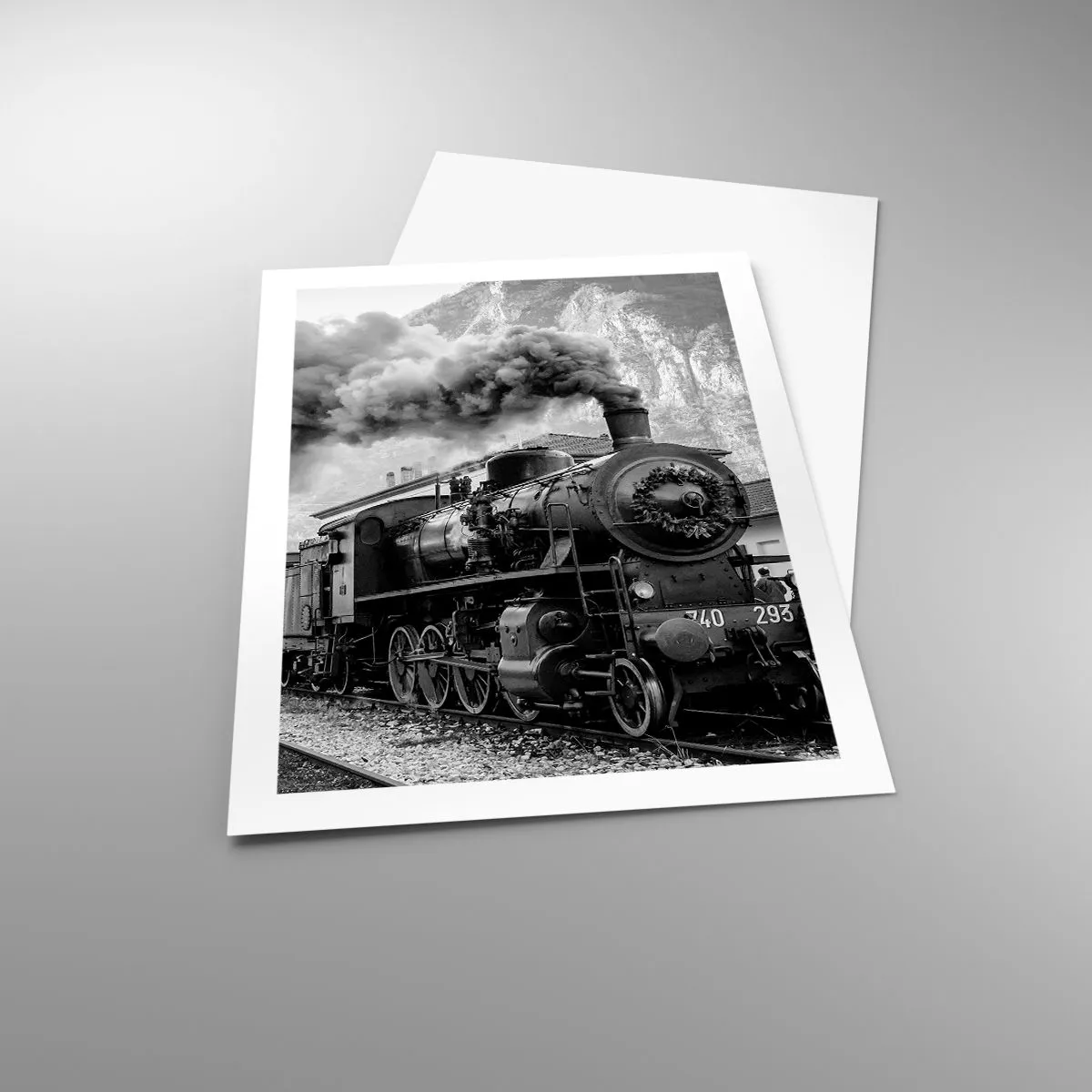 Affiche - Poster - Une locomotive à vapeur avec de la vapeur montante dans un décor montagneux - 50x70cm - Attend à la gare... - Décoration murale moderne pour le salon et la chambre ARTTOR