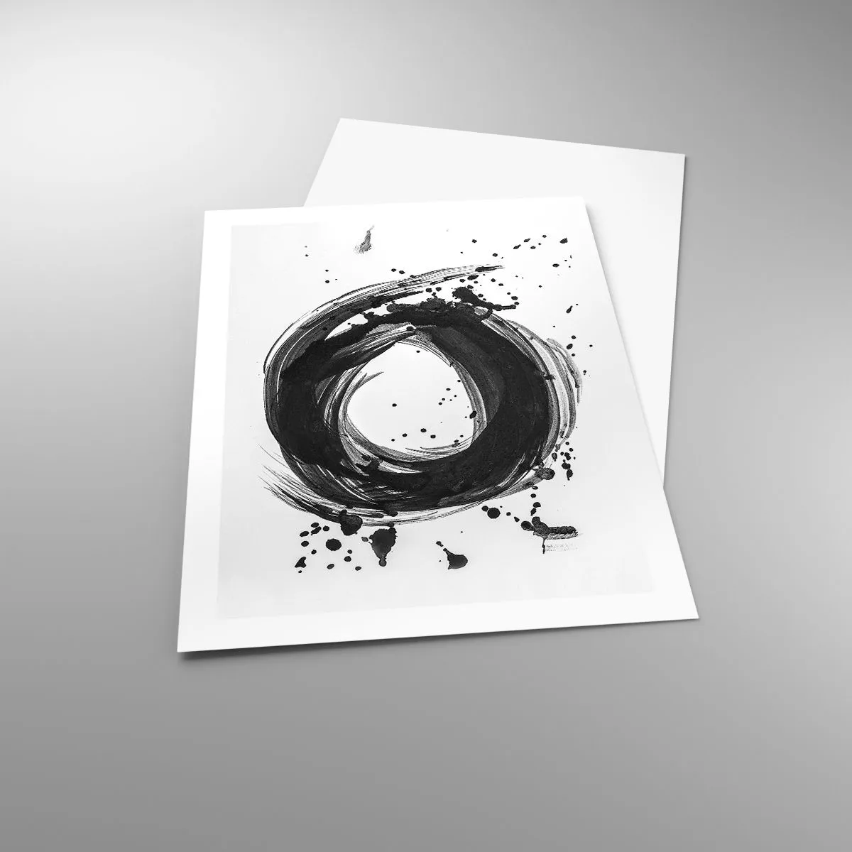 Póster - Círculo abstracto en blanco y negro con manchas dinámicas. - 50x70cm - El torbellino de la creación - Decoración de pared moderna para salón y dormitorio ARTTOR