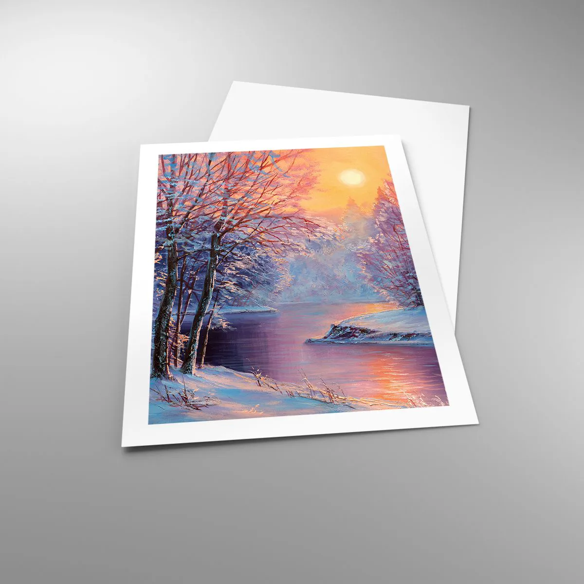 Plakat - Zimowy krajobraz z rzeką w blasku zachodzącego słońca - 50x70cm - Barwy zimy - Nowoczesna dekoracja ścienna do salonu, kuchni i sypialni ARTTOR