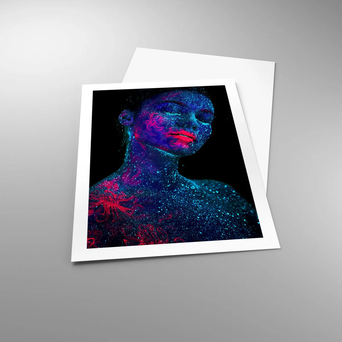Poster - Eine Frau, die unter UV-Licht mit fluoreszierendem Pollen bedeckt ist. - 50x70cm - Im Sternenstaub - Moderne Wanddekoration für Wohnzimmer und Schlafzimmer ARTTOR