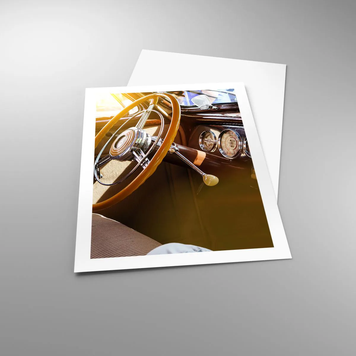 Póster - Interior de un coche clásico con volante. - 50x70cm - Un soplo de lujo del pasado - Decoración de pared moderna para salón y dormitorio ARTTOR