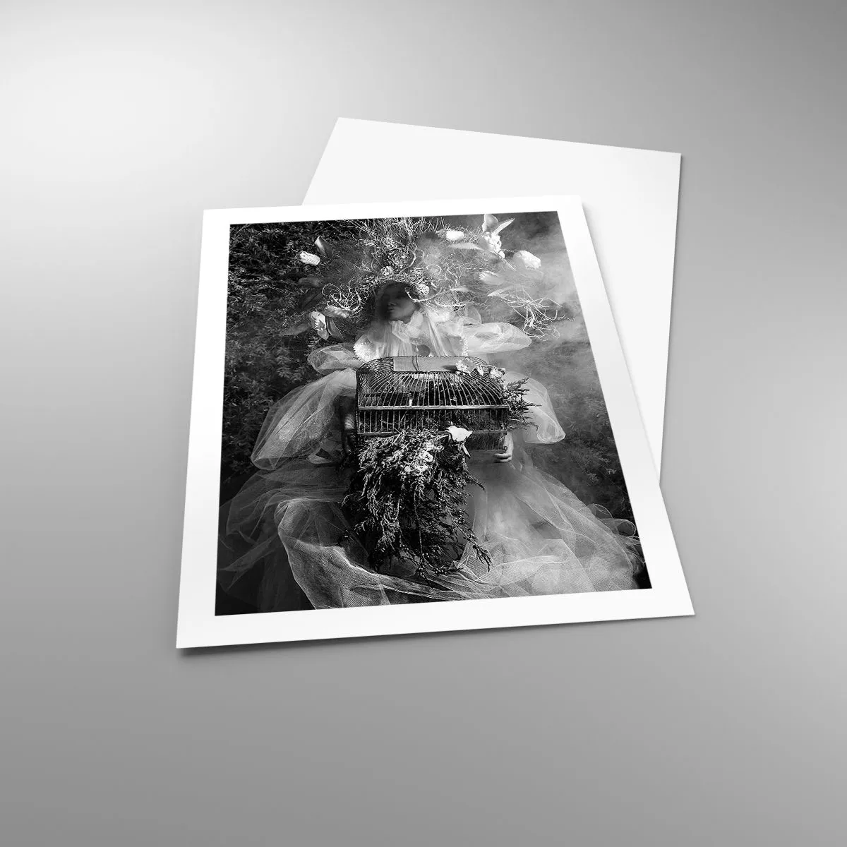 Plakat - Kobieta w sukni otoczona naturą w czarno-białej fotografii - 50x70cm - Sama Matka – Natura - Nowoczesna dekoracja ścienna do salonu, kuchni i sypialni ARTTOR