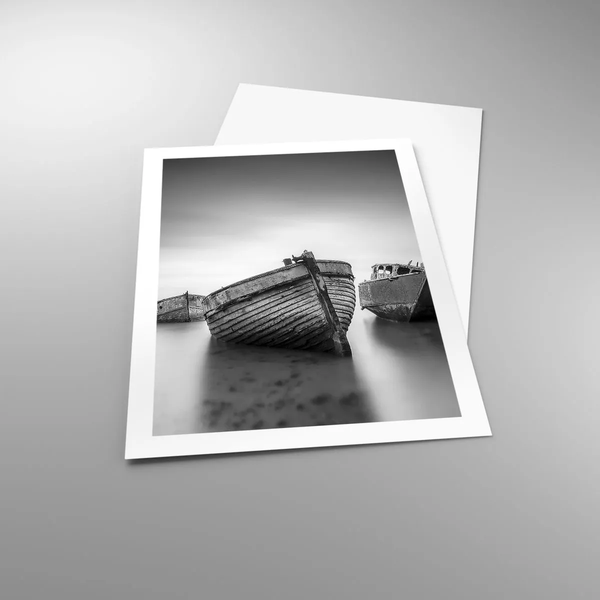 Poster - Ripresa in bianco e nero di vecchie barche in acque calme - 50x70cm - Sono solo ricordi... - Decorazione murale moderna per soggiorno e camera da letto ARTTOR