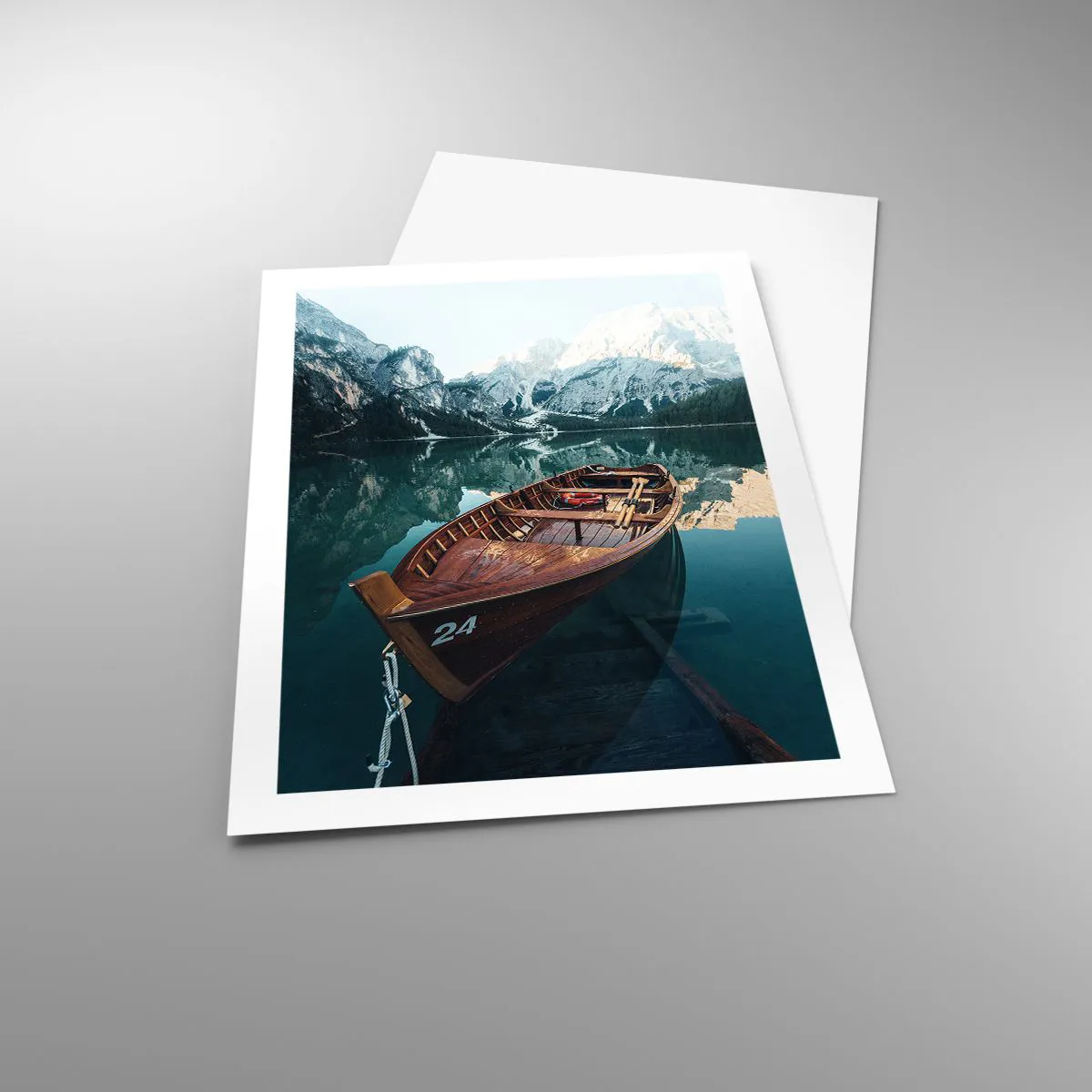 Poster - Ein Holzboot auf einem ruhigen See, umgeben von Bergen - 50x70cm - Wie auf Glas gemalt - Moderne Wanddekoration für Wohnzimmer und Schlafzimmer ARTTOR