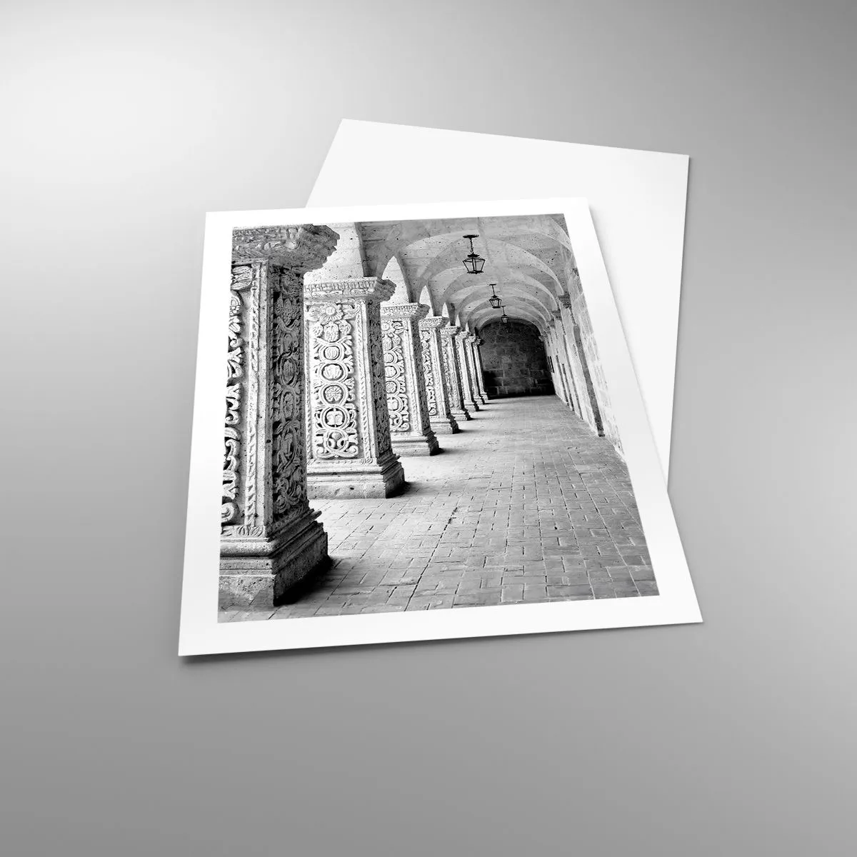 Poster - Ein Schwarzweißfoto eines historischen Kreuzgangs mit Säulen - 50x70cm - Und wo geht’s hin...? - Moderne Wanddekoration für Wohnzimmer und Schlafzimmer ARTTOR