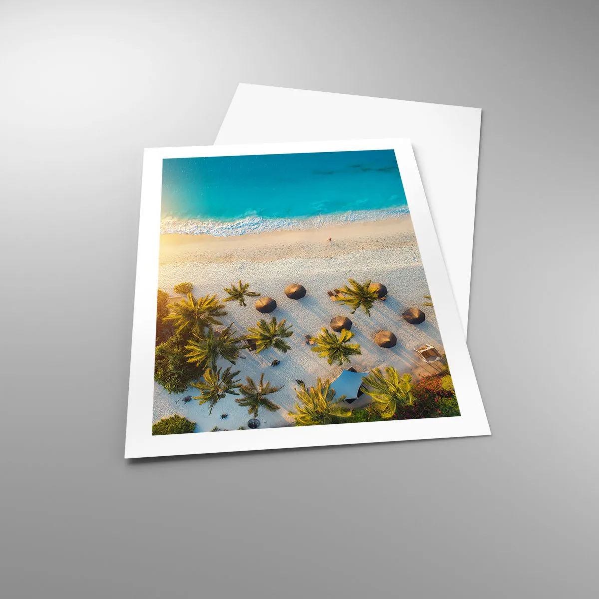 Plakat - Widok z lotu ptaka na rajską plażę z palmami i turkusową wodą - 50x70cm - Witaj w raju - Nowoczesna dekoracja ścienna do salonu, kuchni i sypialni ARTTOR