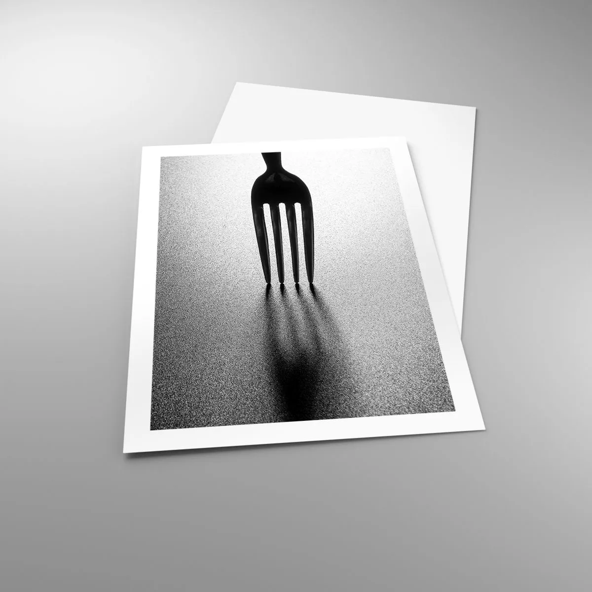 Affiche - Poster - Une photographie minimaliste en noir et blanc d'une fourchette et d'une ombre. - 50x70cm - Lumière et ombre - Décoration murale moderne pour le salon et la chambre ARTTOR