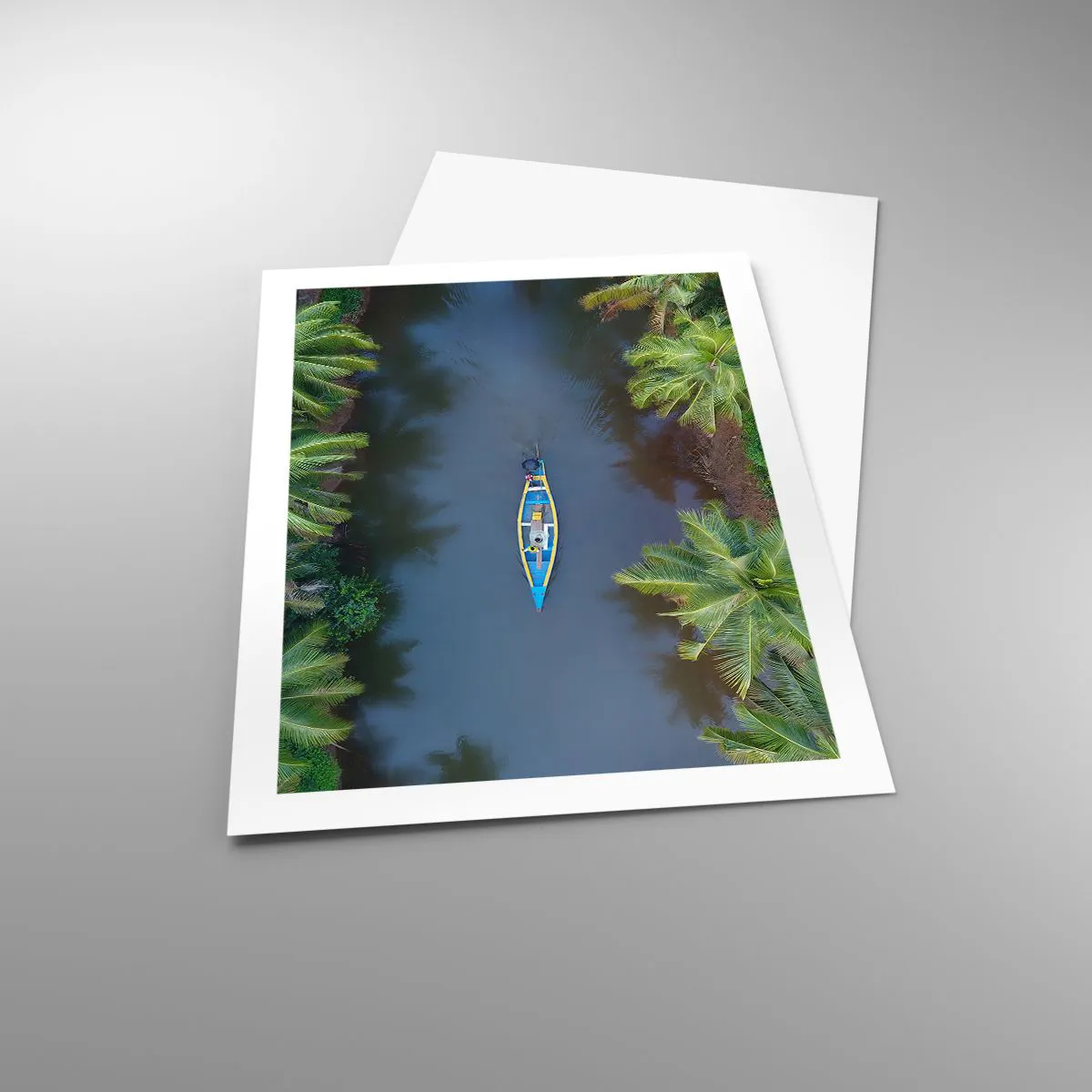Affiche - Poster - Vue aérienne d'un bateau flottant sur une rivière tropicale - 50x70cm - Sur un sentier tropical - Décoration murale moderne pour le salon et la chambre ARTTOR