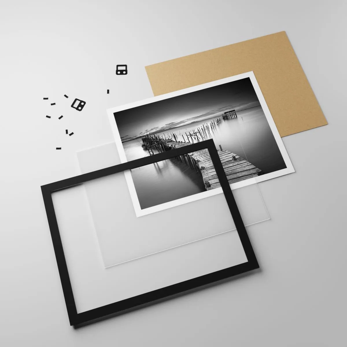 Affiche dans un cadre noir - Poster - Une jetée en bois sur un lac calme dans des tons de gris - 70x50cm - La paix d'un rivage oublié - Décoration murale moderne pour le salon et la chambre ARTTOR