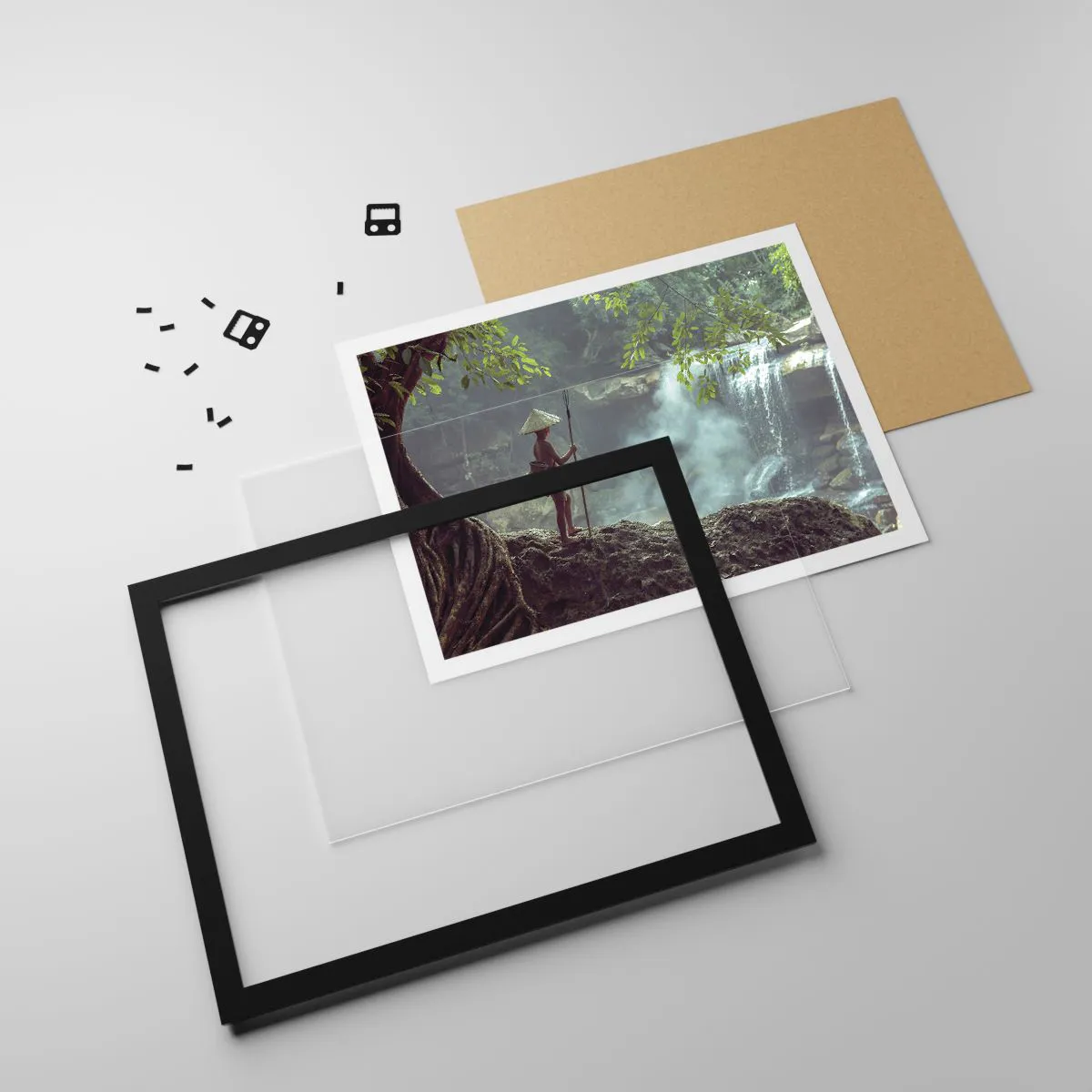 Affiche dans un cadre noir - Poster - Une figure avec une lance près d'une cascade dans une forêt tropicale - 70x50cm - Lier d'amitié avec la nature - Décoration murale moderne pour le salon et la chambre ARTTOR