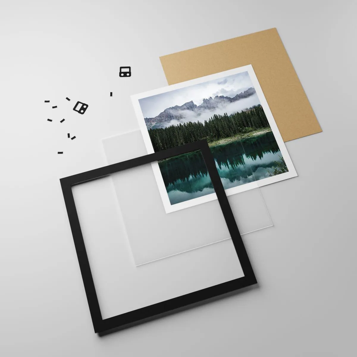 Affisch i svart ram - Tyst, tyst, väck inte sovande vatten... - 30x30 cm