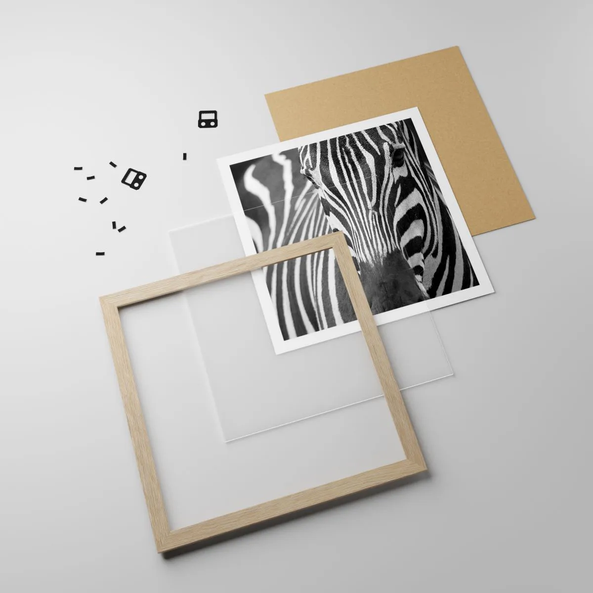 Plakat i ramme af lyst egetræ - Verden er sort og hvid - 60x60 cm