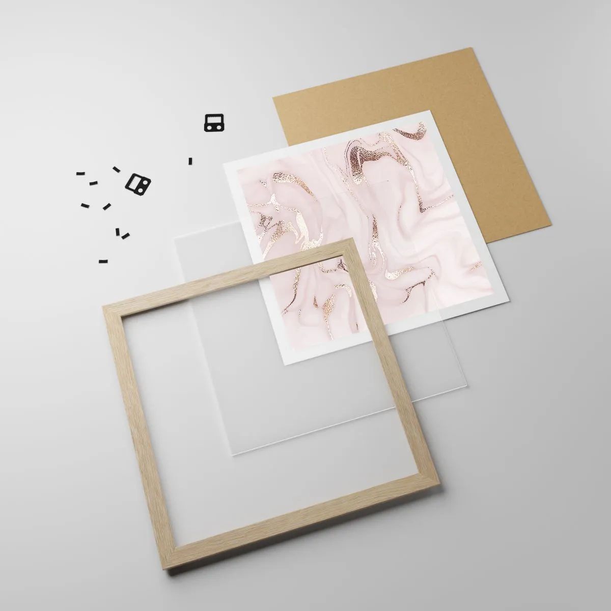 Plakat i ramme af lyst egetræ - I et lyserødt tørklæde - 40x40 cm