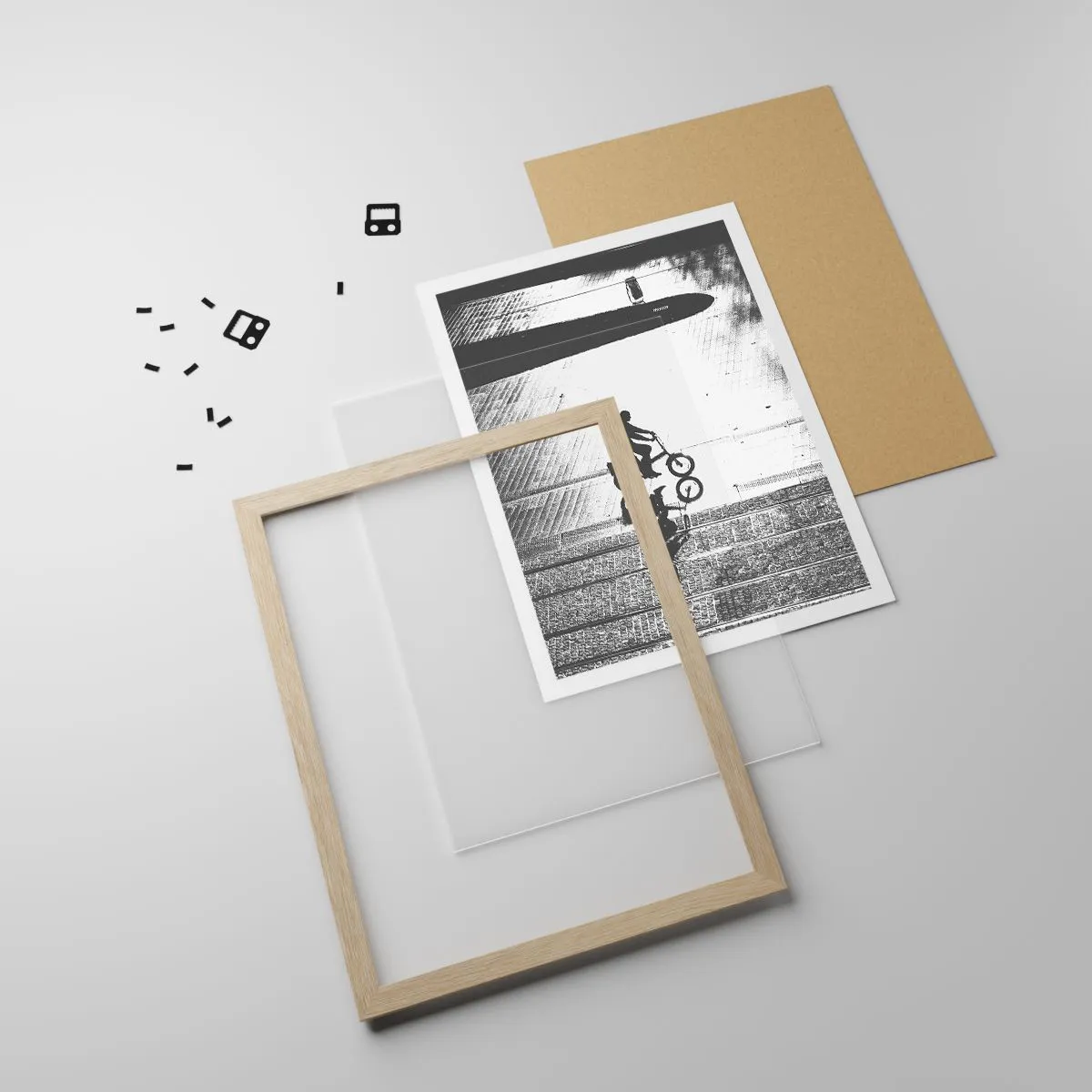 Plakat i ramme af lyst egetræ - Fremad, gennem byen - 70x100 cm