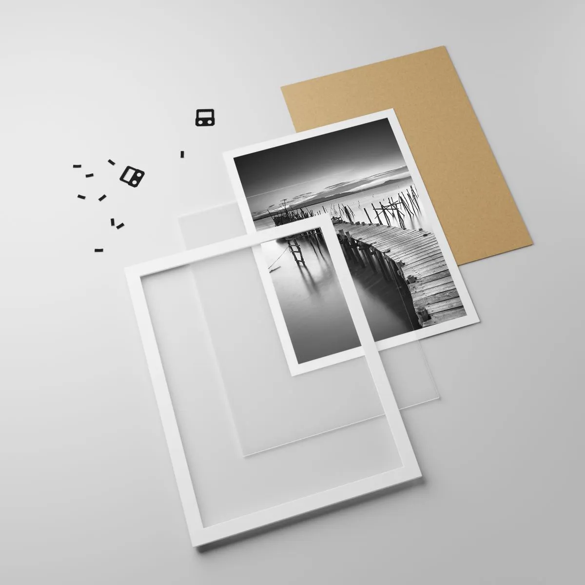 Plakat w białej ramie - Spokój zapomnianego brzegu - 50x70 cm