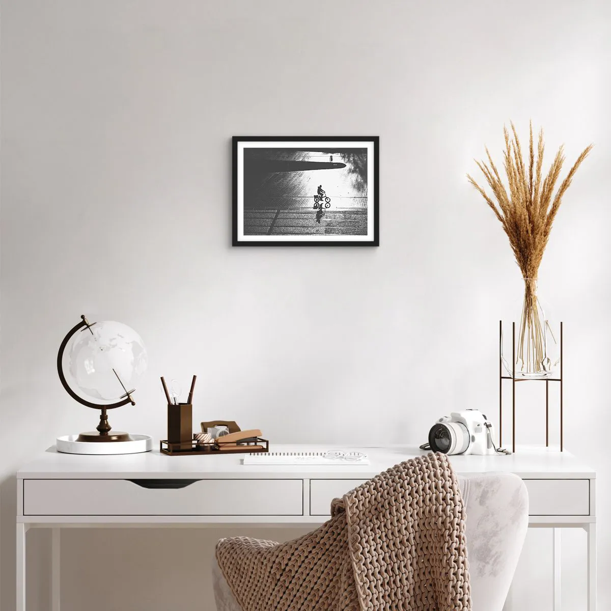 Plakat i sort ramme - Fremad, gennem byen - 40x30 cm