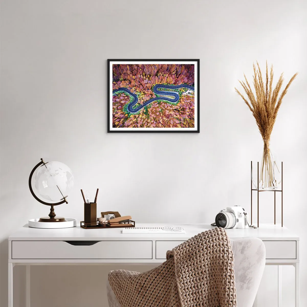 Poszter fehér keretben - Kanyargós út az erdőn keresztül - 50x40 cm