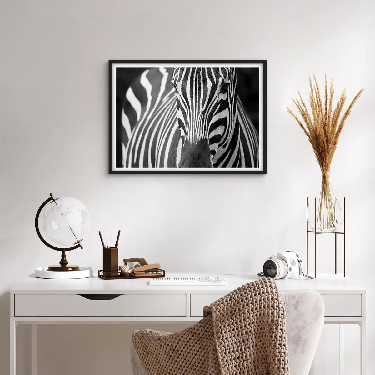 Plakat w czarnej ramie - Czarno-białe zbliżenie zebry z charakterystycznymi pasami - 70x50cm - Świat jest czarno-biały - Nowoczesna dekoracja ścienna do salonu i sypialni ARTTOR