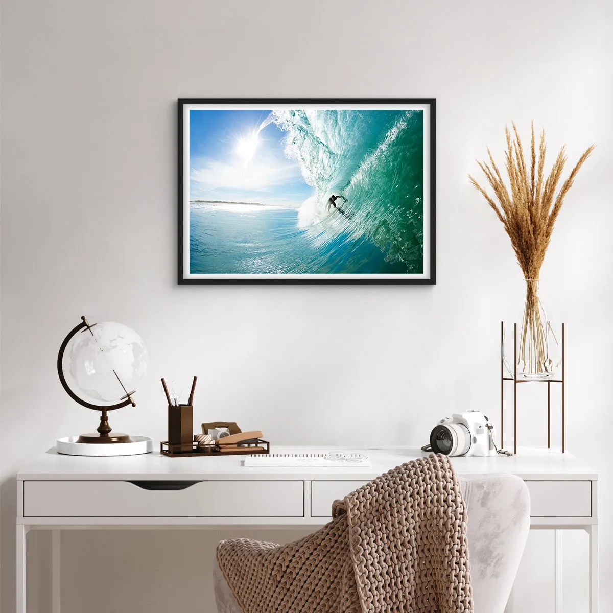 Plakat w czarnej ramie - Surfer na fali w świetle słońca na tle błękitnego nieba - 70x50cm - Zawsze na fali - Nowoczesna dekoracja ścienna do salonu i sypialni ARTTOR