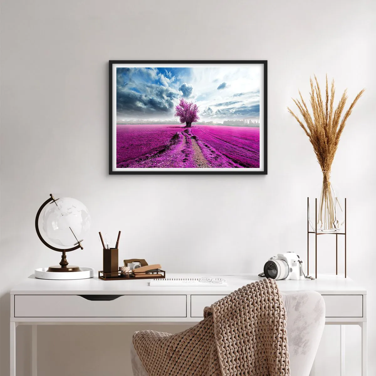 Póster en marco negro - Un árbol solitario en un campo de un tono rosa intenso. - 70x50cm - El brezal - un encanto - Decoración de pared moderna para salón y dormitorio ARTTOR