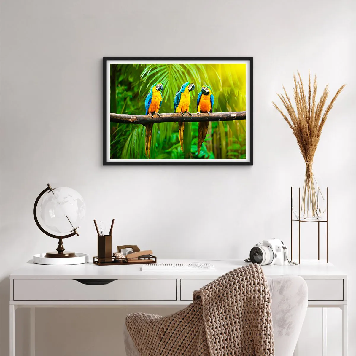 Poster in einem schwarzem Rahmen - Drei bunte Papageien vor einem Hintergrund aus tropischem Grün - 70x50cm - Und hast du gehört, dass sie ...? - Moderne Wanddekoration für Wohnzimmer und Schlafzimmer ARTTOR