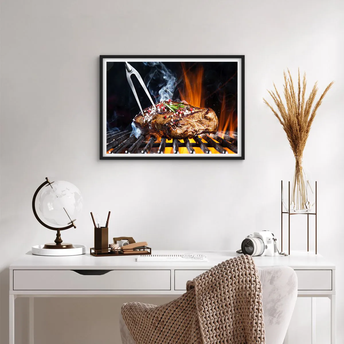 Plakat w czarnej ramie - Grillowany stek na ruszcie z przyprawami - 70x50cm - Soczyste i wonne - Nowoczesna dekoracja ścienna do salonu i sypialni ARTTOR