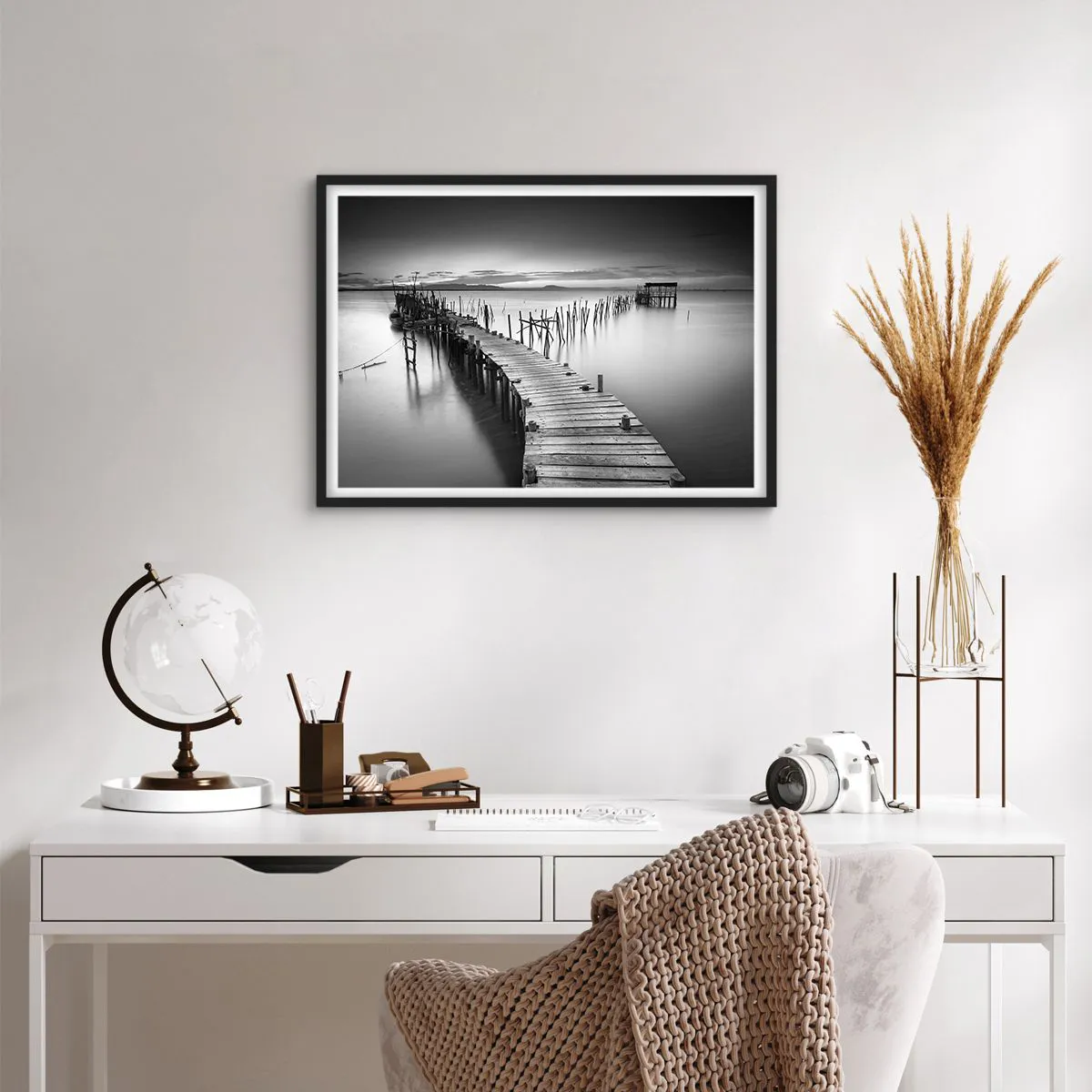 Affiche dans un cadre noir - Poster - Une jetée en bois sur un lac calme dans des tons de gris - 70x50cm - La paix d'un rivage oublié - Décoration murale moderne pour le salon et la chambre ARTTOR