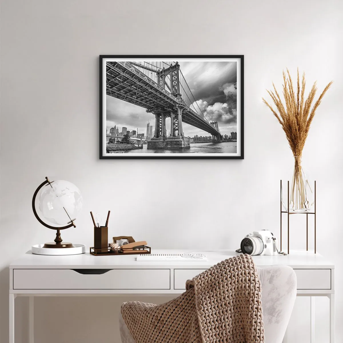 Plakat w czarnej ramie - Most w czarno-białej tonacji z widokiem na miasto - 70x50cm - Do serca miasta - Nowoczesna dekoracja ścienna do salonu i sypialni ARTTOR