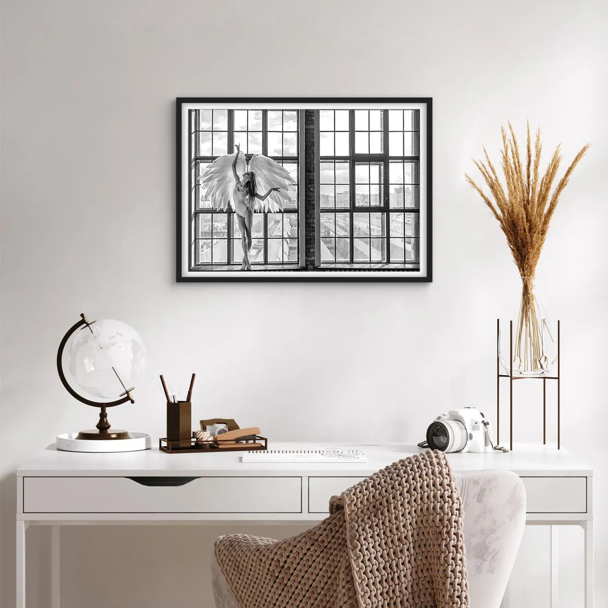 Poster în ramă neagră - Orașul îngerilor dansatori? - 70x50 cm