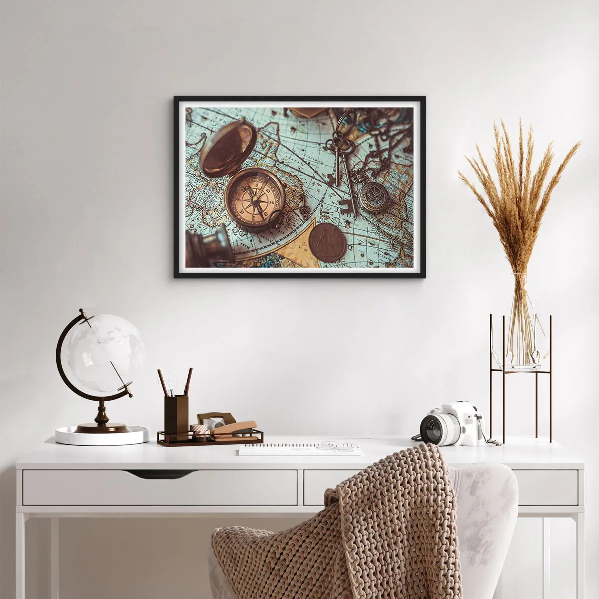 Póster en marco negro - Composición con brújula, llaves y un mapa antiguo en estilo retro - 70x50cm - Para el aventurero - Decoración de pared moderna para salón y dormitorio ARTTOR